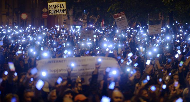 Массовые протесты вынудили власти Венгрии отказаться от налога на интернет