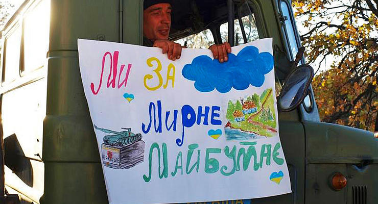 День в фото: митинг за Жовтень, ДТП с танком и пожары под Киевом