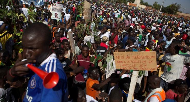 БлицМайдан по-африкански: президент Буркина-Фасо ушел в отставку