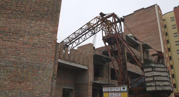 В Тернополе на новостройку упал башенный кран