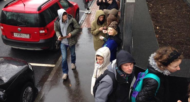 В Москве в знак протеста выстроились в очередь к закрытому МакДоналдсу