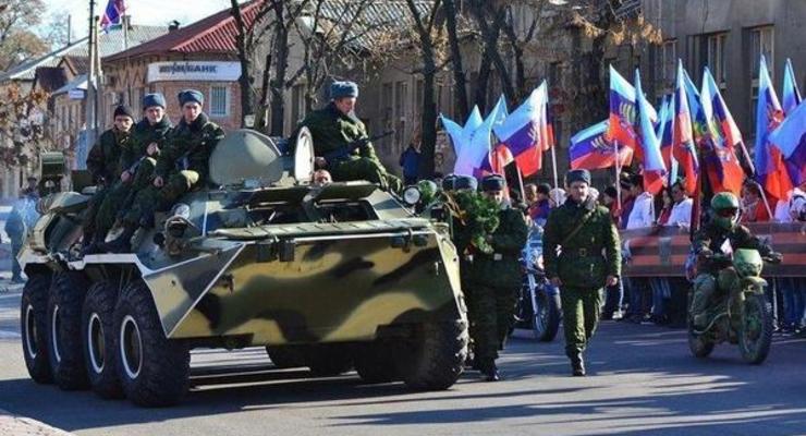 В центре Луганска прошел парад техники и солдат в российской форме