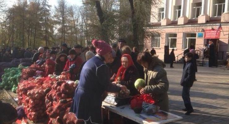 Мешки с овощами и пирожки. Как проходит голосование в Донецке
