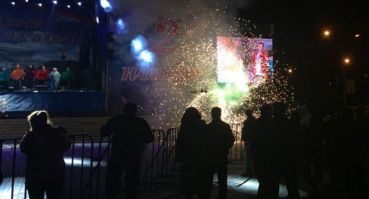 Праздновать «выборы» ДНР в центр Донецка пришли 200 человек (фото)