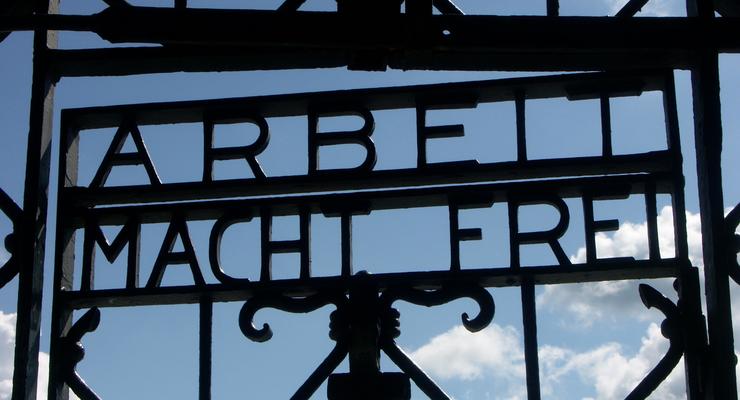 В Баварии из бывшего концлагеря украли дверь с надписью "Труд освобождает"