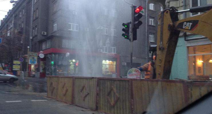 В Киеве на проезжей части прорвало трубу