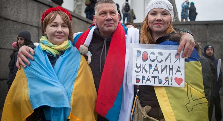 В Санкт-Петербурге прошел марш с украинскими и ЛГБТ флагами