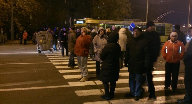 Киевляне перекрывают улицы, требуя включить отопление
