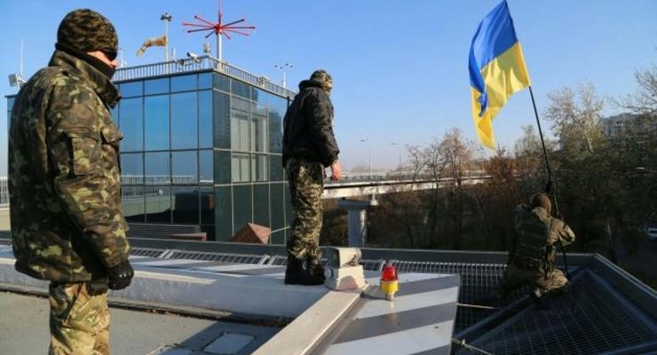 «Айдар» заблокировал вертолетную площадку Януковича (фото)