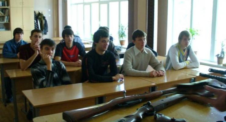 Порошенко поручил восстановить начальную военную подготовку в школах