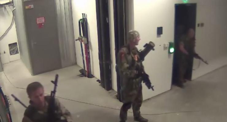 Появилось видео, как сотрудник СБУ пустил боевиков в донецкий аэропорт