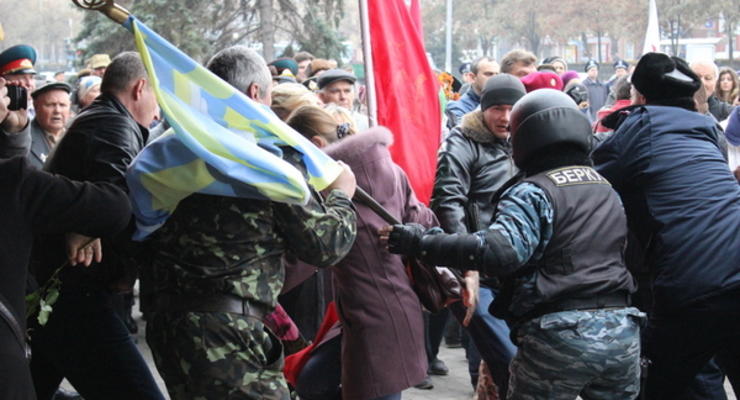 В Днепропетровске Правый сектор устроил потасовку с коммунистами (фото)