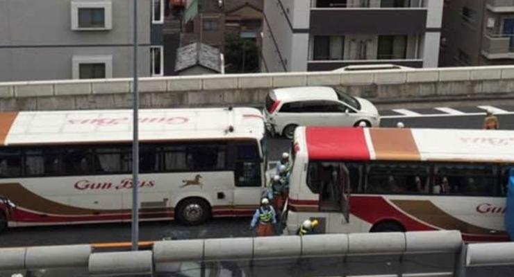 Три автобуса и мотоцикл столкнулись в Японии, 50 пострадавших