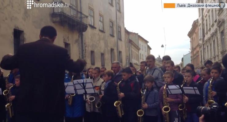 Во Львове устроили флешмоб в честь изобретателя саксофона (видео)