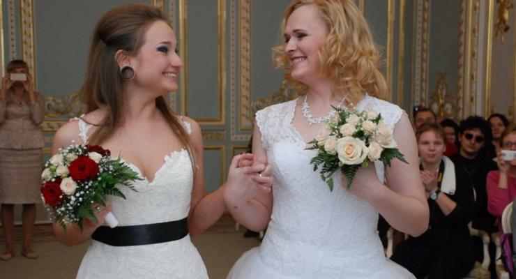 В Санкт-Петербурге впервые сочетали браком женщину и транссексуала