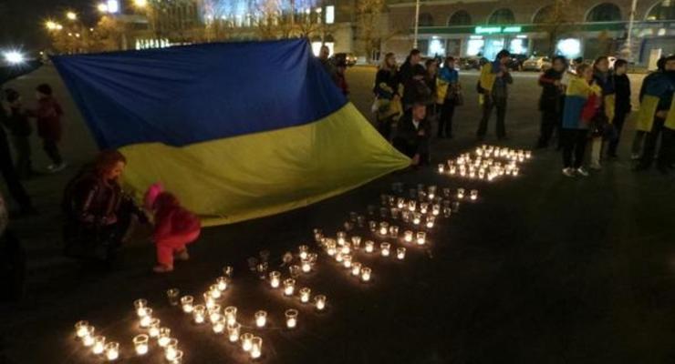 В городах Украины выложили тризубы из свечей за единство страны