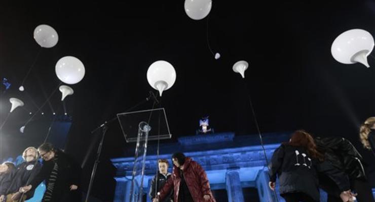 Белые шары взмыли в небо в честь годовщины падения Берлинской стены