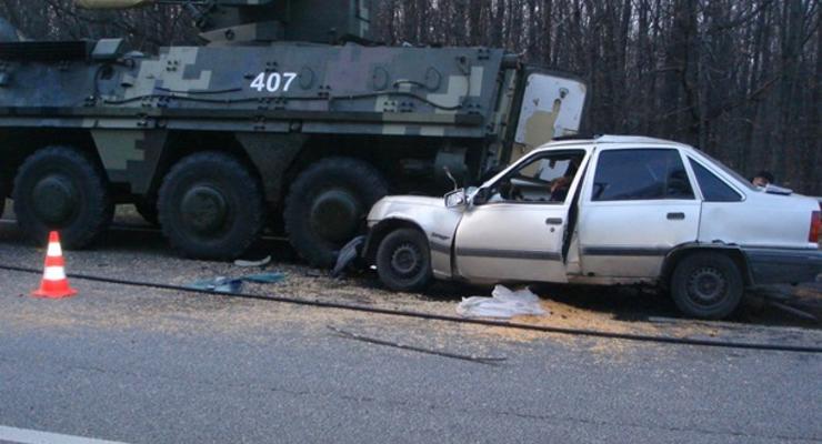 В Харьковской области Opel въехал БТР: погибли два человека