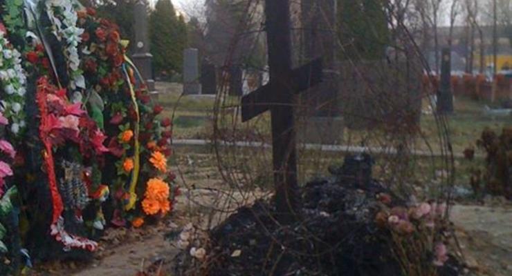 В Киеве сожгли крест на могиле журналиста, погибшего в  АТО