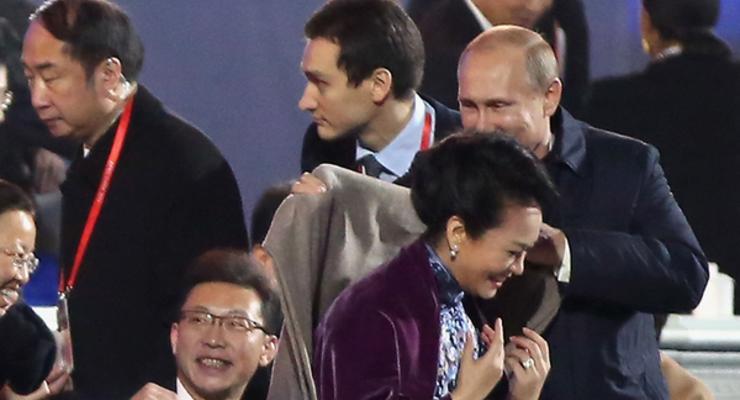 Первая леди Китая не захотела греться в пледе Путина (видео)