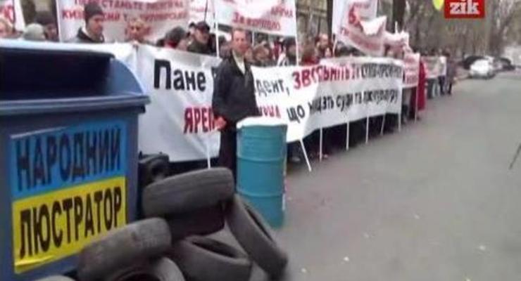 Работники житомирской фабрики пикетируют ГПУ с мусорными баками