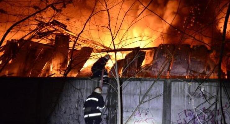 Площадь пожара в Киеве на Шулявке достигла нескольких тысяч метров