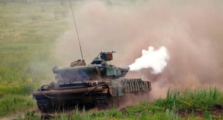Сепаратисты засняли, как их на ходу обстрелял украинский танк (видео)