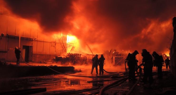 Подробности пожара на Шулявке: подозревают, что ангар подожгли