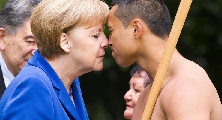Фото Меркель с птицей Киви и полуголым аборигеном облетели интернет