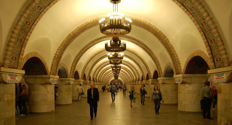 В Киеве на станции метро Золотые ворота ищут взрывчатку
