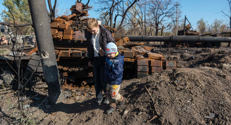 Фоторепортаж из Луганска: сожженные танки, покинутый аэропорт и очереди за водой