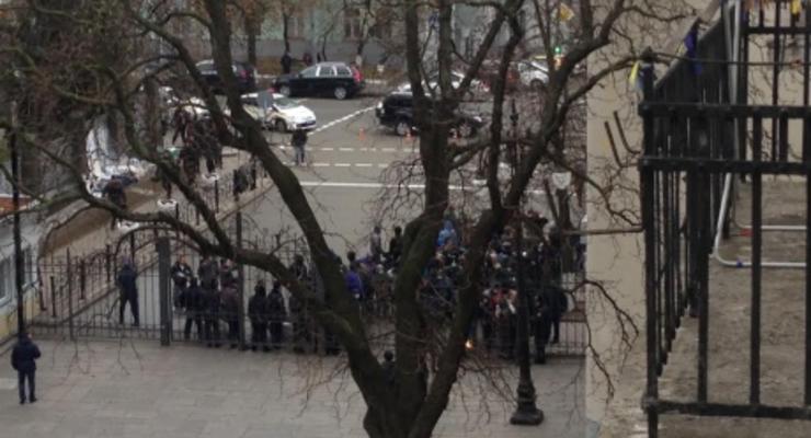Люди в масках пытались спилить забор у Администрации Порошенко