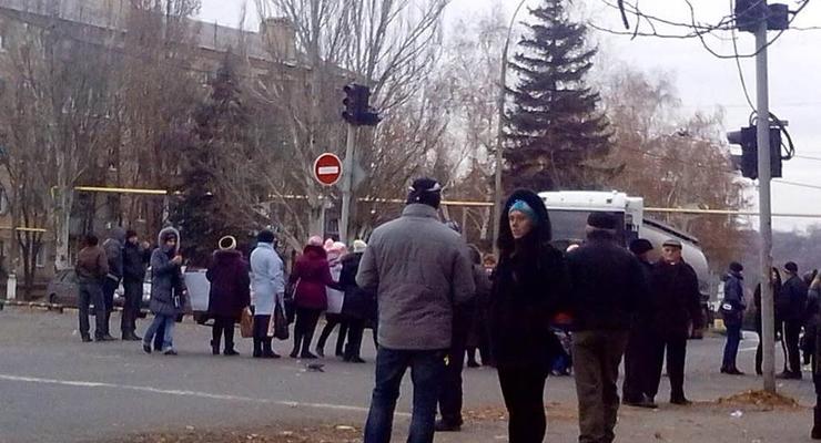В Торезе женщины перекрыли дорогу, требуя от ДНР "детских денег"