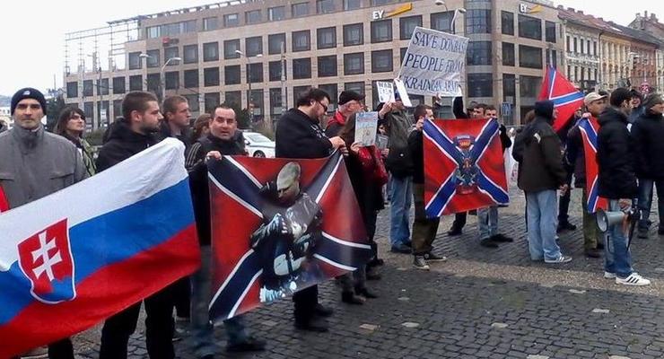 В Братиславе люди с флагами "Новороссии" освистали Порошенко