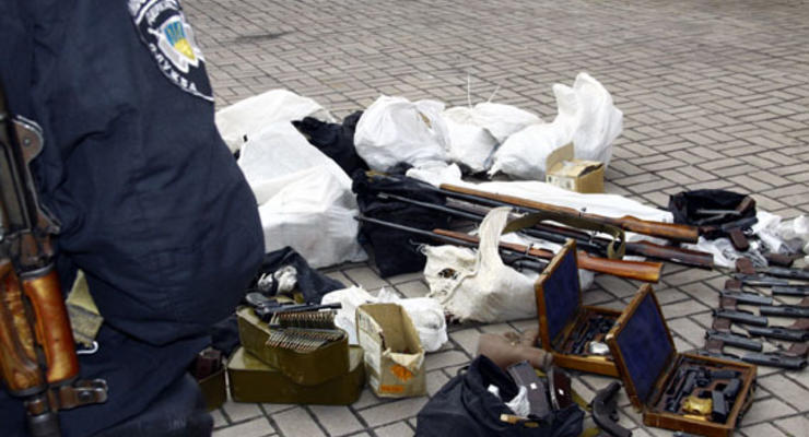 Милиция вывезла из тайника "полиции ДНР" более 600 единиц оружия