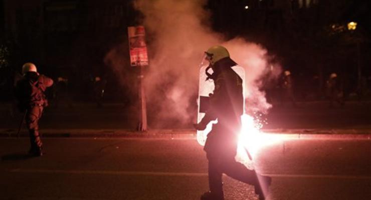 В Афинах перед посольством США демонстранты сожгли американский флаг