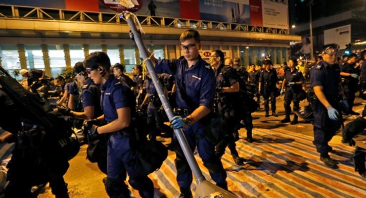В Гонконге полиция разбирает баррикады