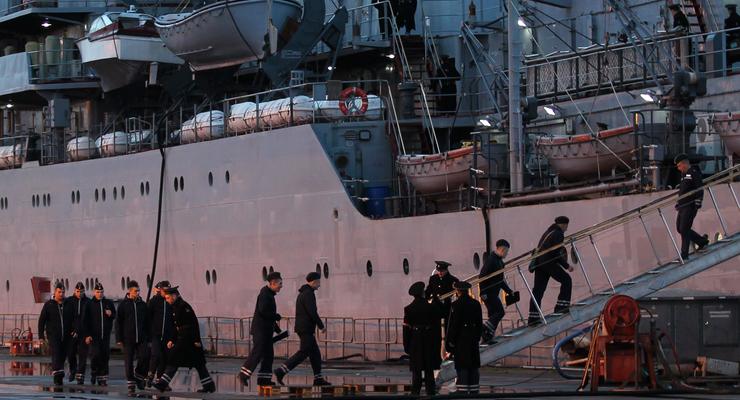 Российские моряки поднялись на борт "Мистраля"