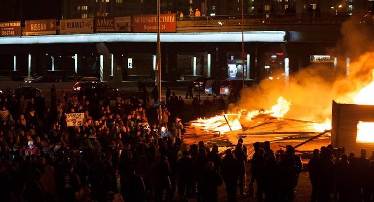 В Киеве противники стройки снова снесли забор и разожгли костер