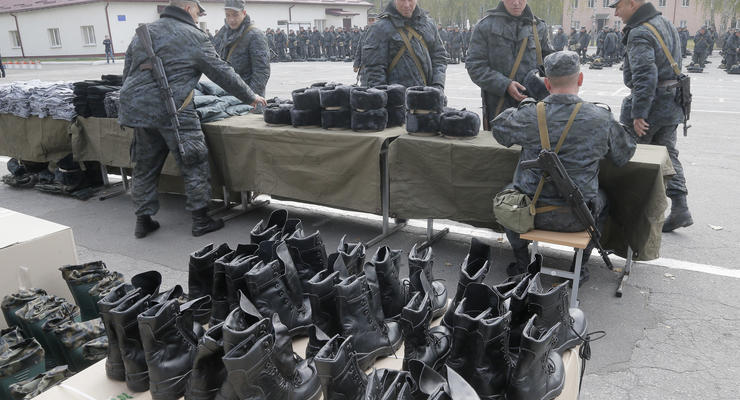 Министр обороны признал, что солдатам не хватает теплых штанов