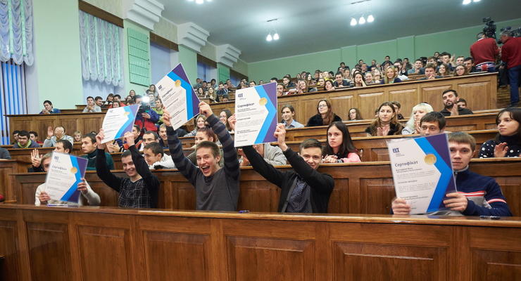 Украинские студенты-авиаторы продолжают борьбу за поездку на Ле-Бурже