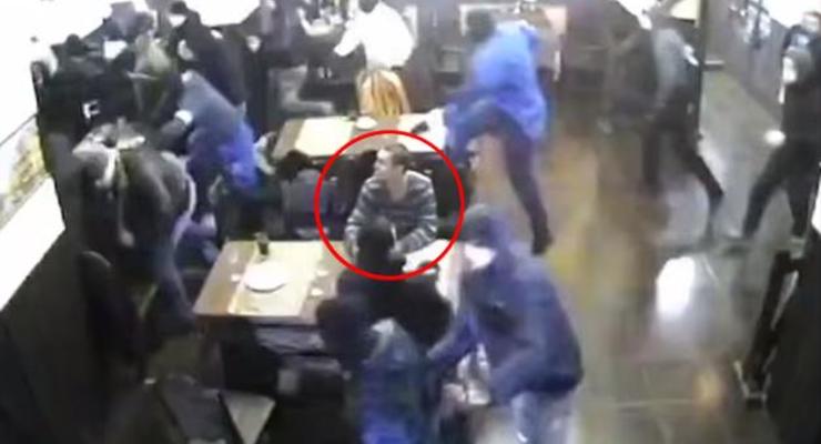 Драка в российском ресторане не испугала посетителя: видео взорвало YouTube