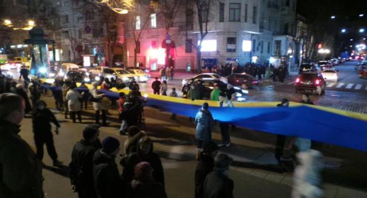 В годовщину Майдана по Харькову прошлись со 100-метровым флагом Украины