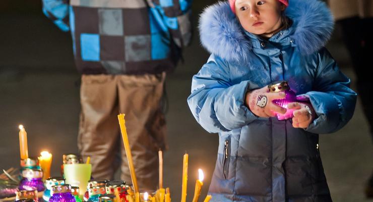 Центр Киева озарили сотни свечей. Украинцы почтили память жертв Голодомора