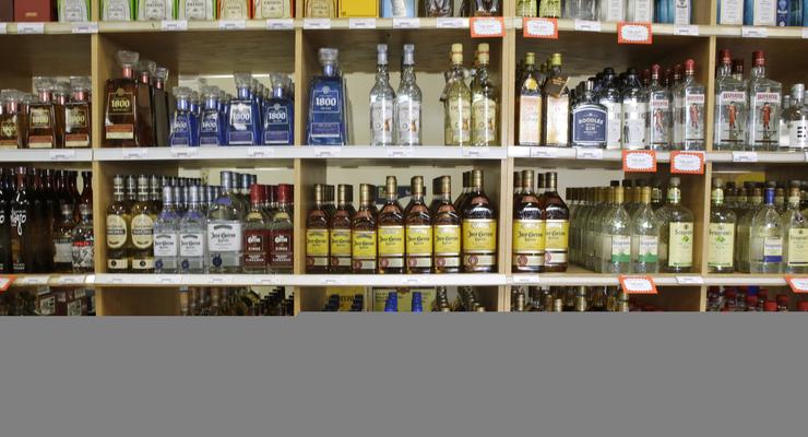 Кабмин снизил стоимость акцизных марок на алкоголь и табак