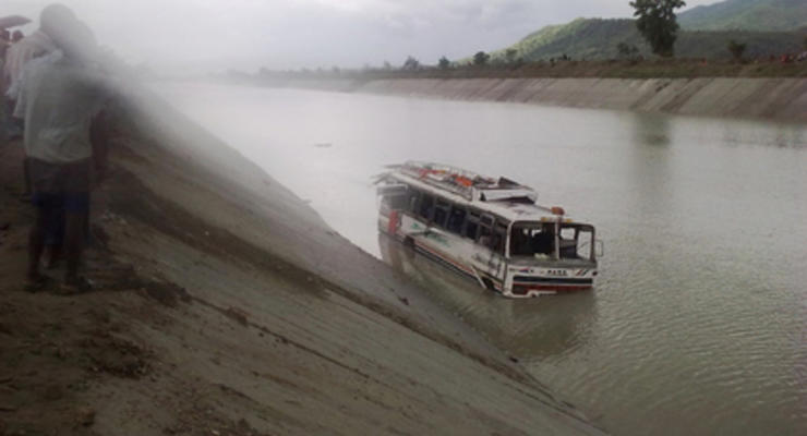 При крушении автобуса в Непале погибли 47 человек