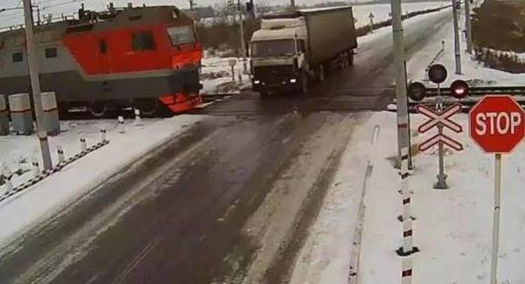 Авария на ж/д в Казахстане: два поезда "разорвали" грузовик на переезде
