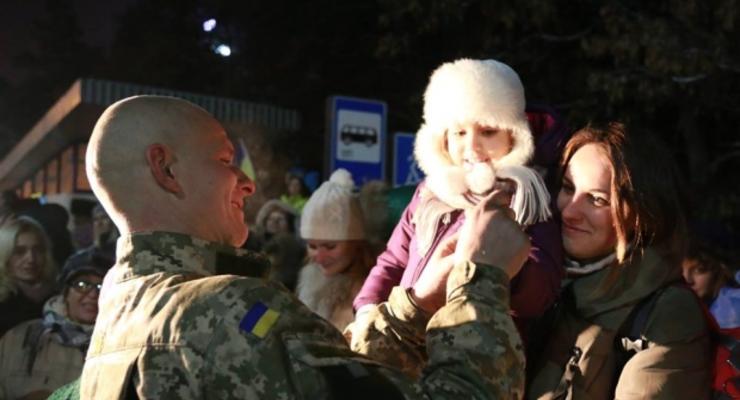День в фото: встреча "киборгов" в Киеве, новые беспорядки в Фергюсоне