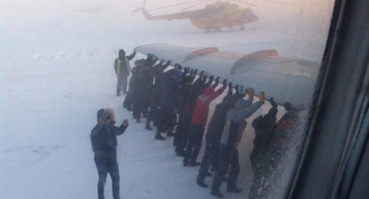 В России пассажирам пришлось толкать самолет, чтобы он взлетел
