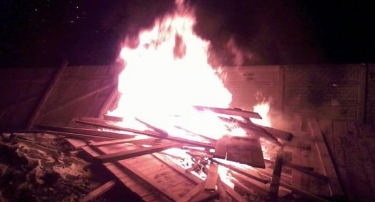 На Радужном в Киеве сожгли забор с очередной скандальной стройки